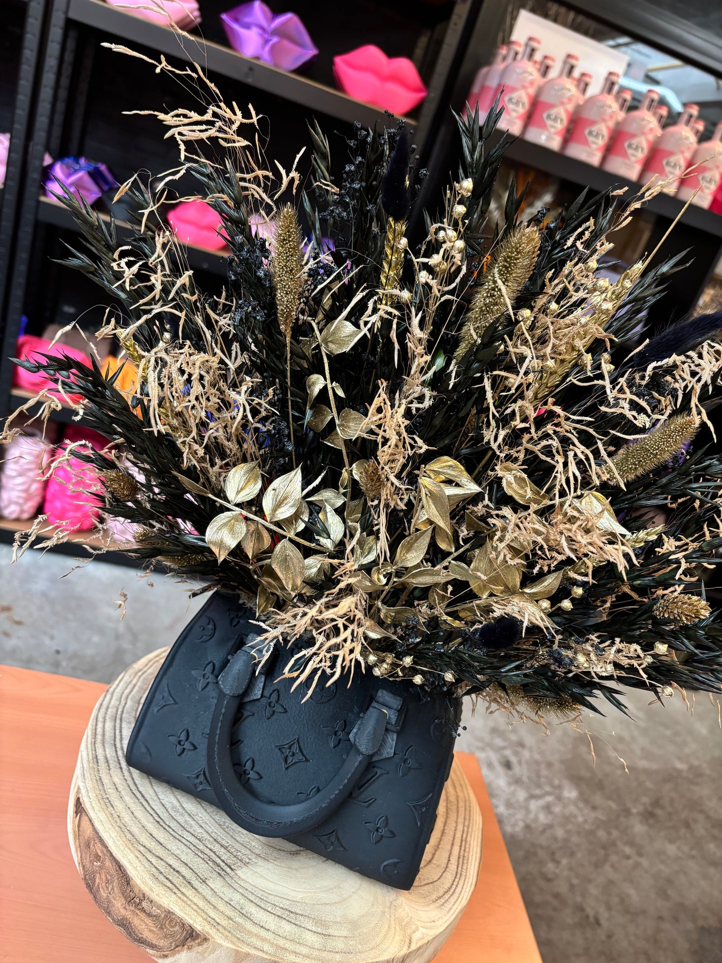 Bag vase & Gold black flowers